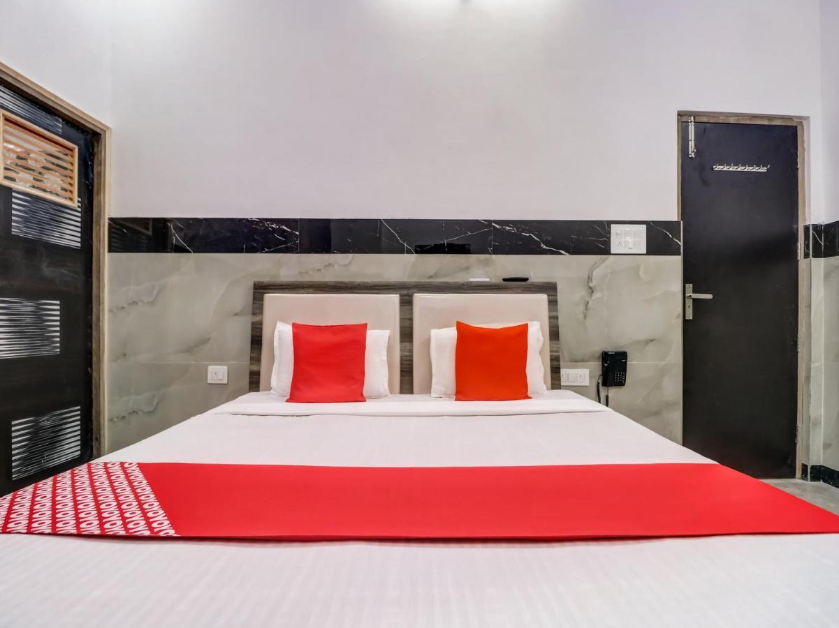 Oyo Flagship 83121 Hotel Rose Vip 萨哈兰普尔 外观 照片