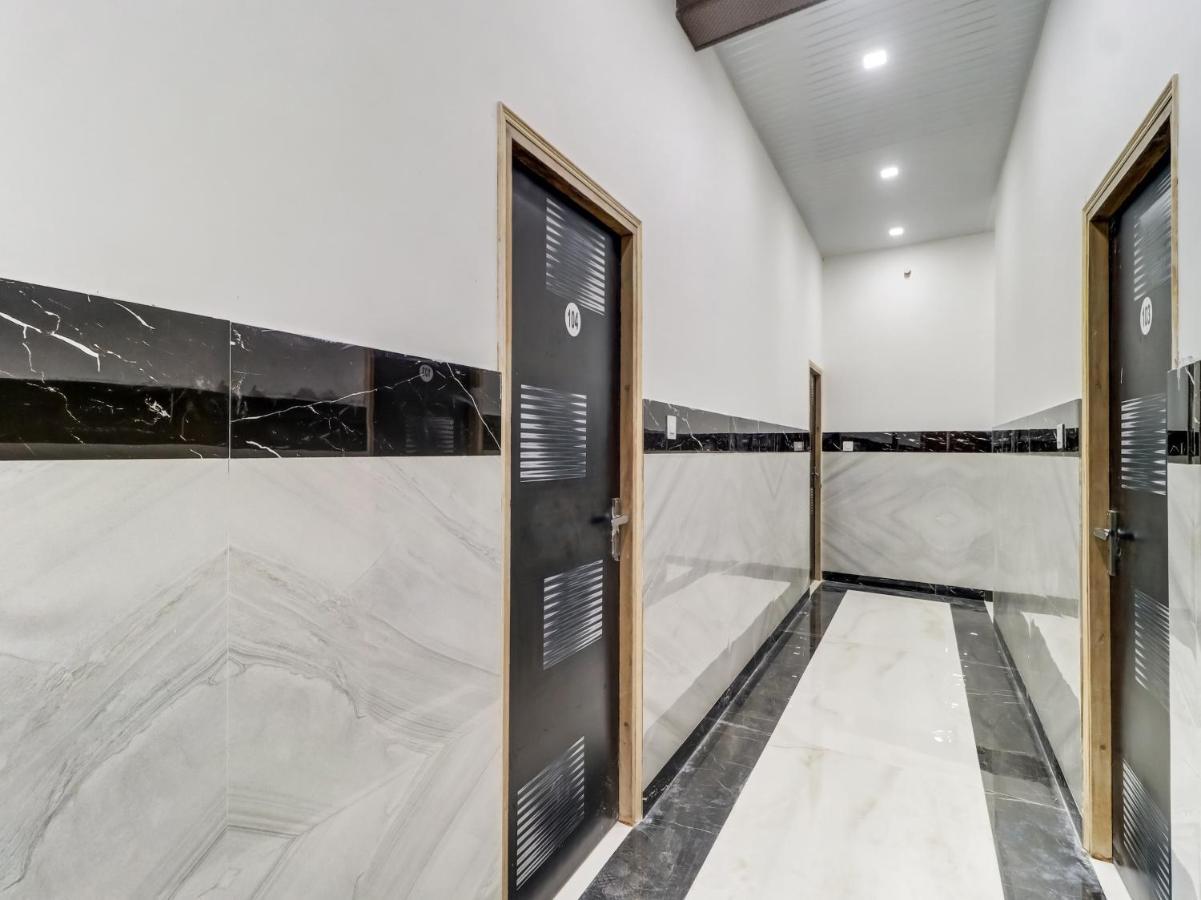 Oyo Flagship 83121 Hotel Rose Vip 萨哈兰普尔 外观 照片