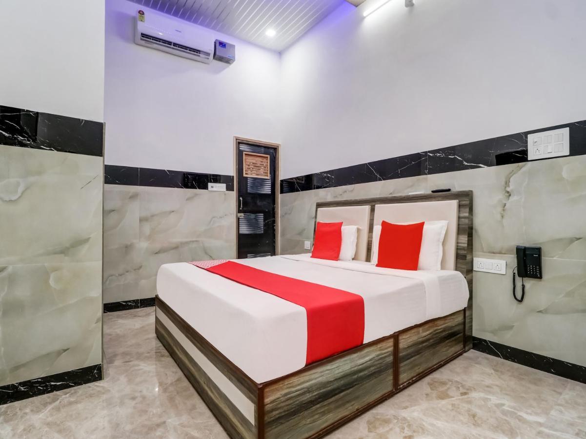 Oyo Flagship 83121 Hotel Rose Vip 萨哈兰普尔 外观 照片